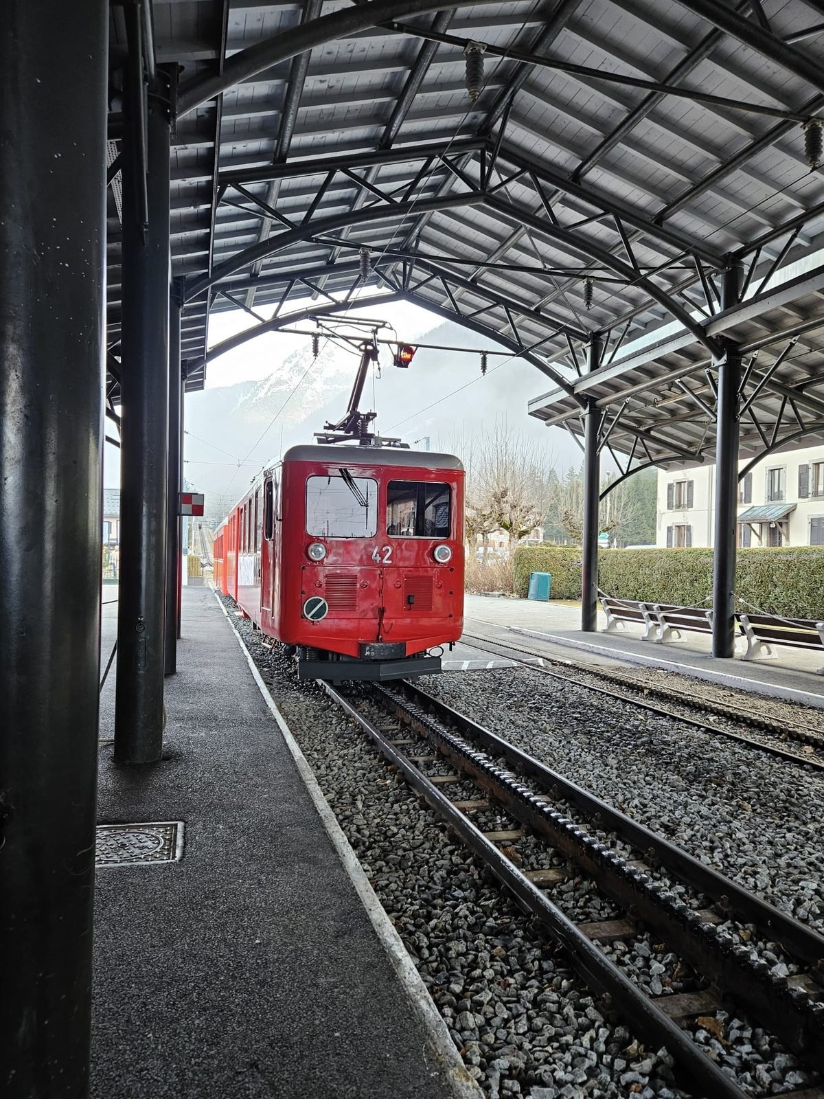 Train du Montenvers en gare de Chamonix-Mont-Blanc sous la halle