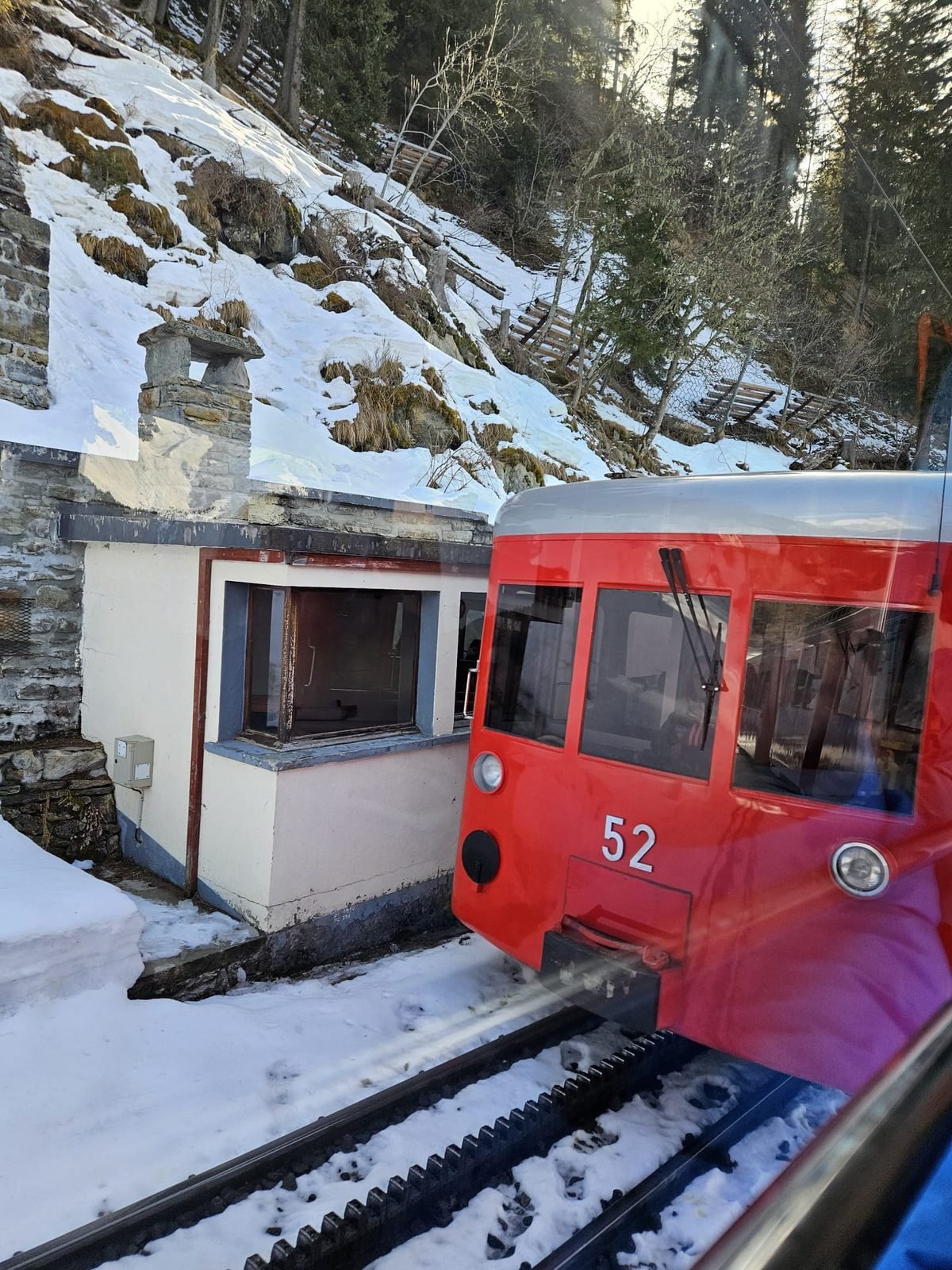 Croisement du train du Montenvers, crémaillère visible dans la neige