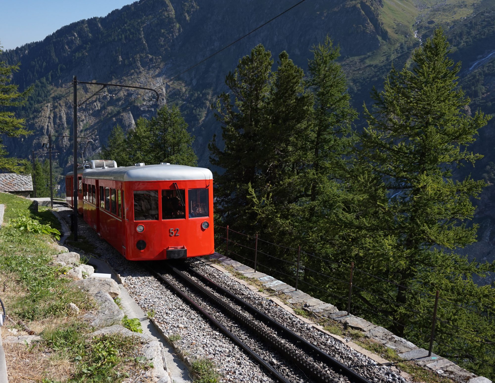 Train rouge à crémaillère du Montenvers en gare de Chamonix face au massif du Mont-Blanc, accès à la Mer de Glace