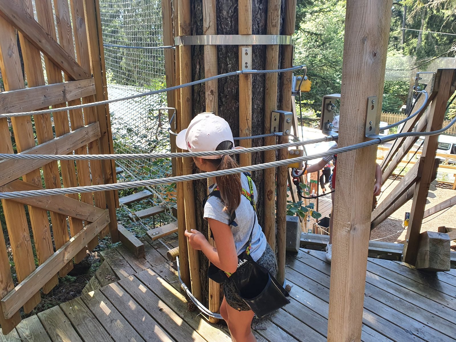 Départ de tyrolienne sur une plateforme du parcours accrobranche, Acro'Aventures Talloires