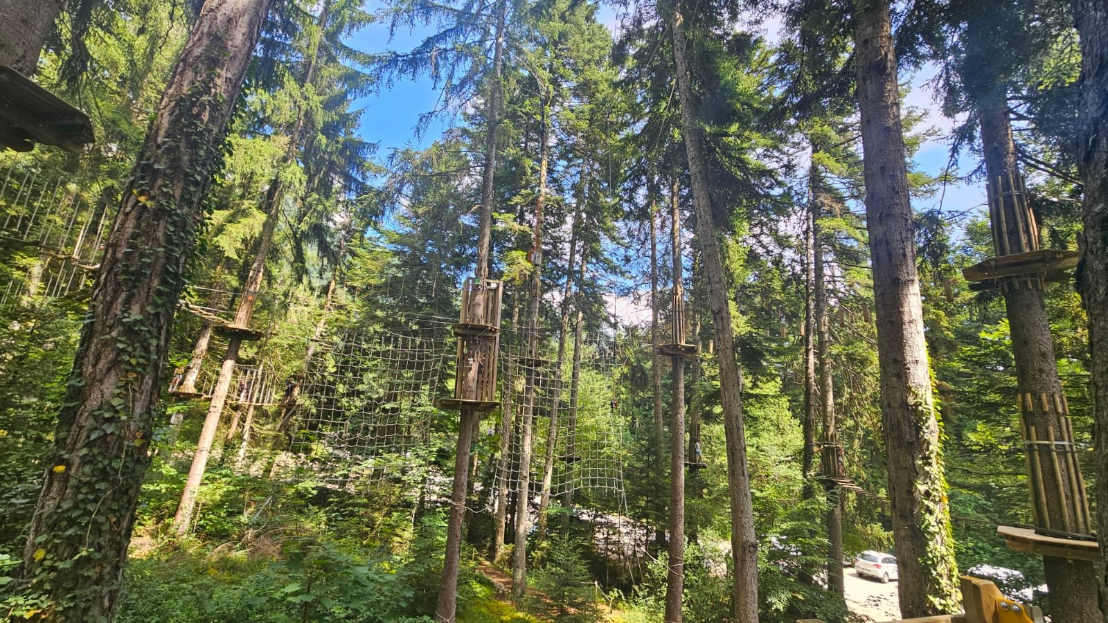 Percorso acrobranca tra gli alberi con vista sul lago d'Annecy ad Acro'Aventures Talloires, Alta Savoia