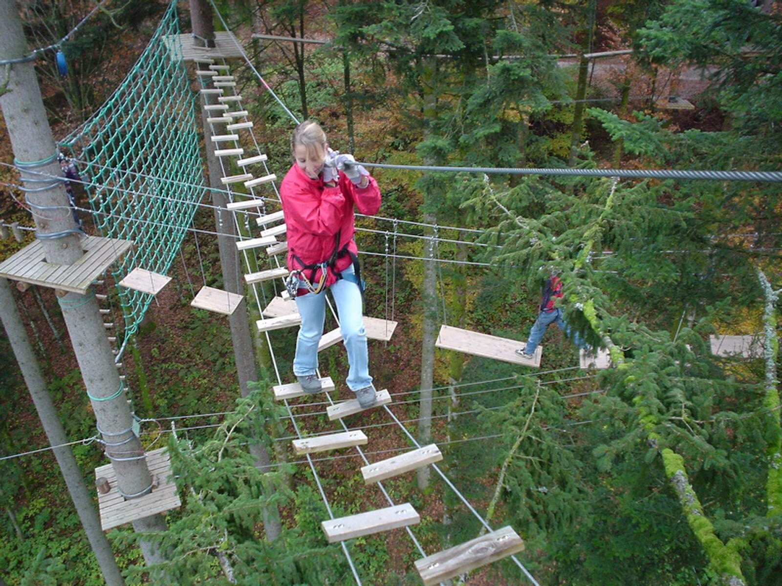 Parcours accrobranche dans les arbres à Côte 2000 Aventure, Megève, Haute-Savoie
