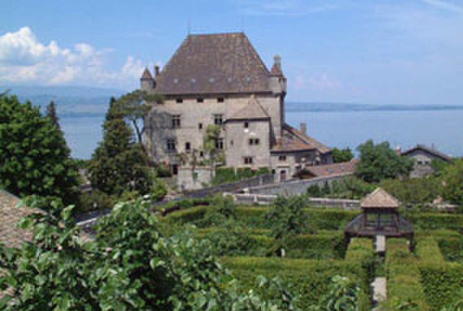 Labyrinthe végétal du Jardin des Cinq Sens à Yvoire, avec charmilles et pommiers palissés