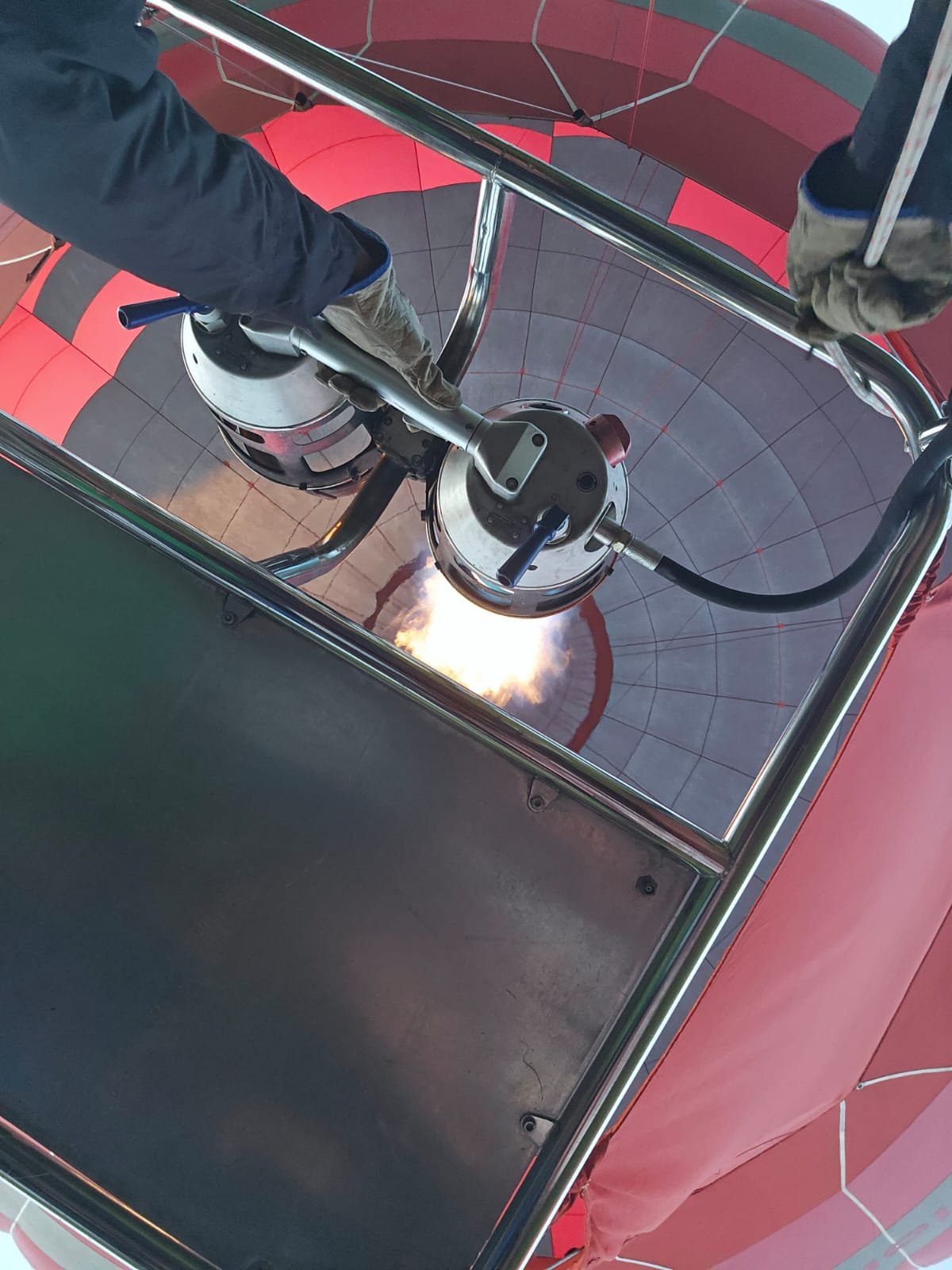 Les brûleurs en fonctionnement vus depuis la nacelle, à l'intérieur de l'enveloppe