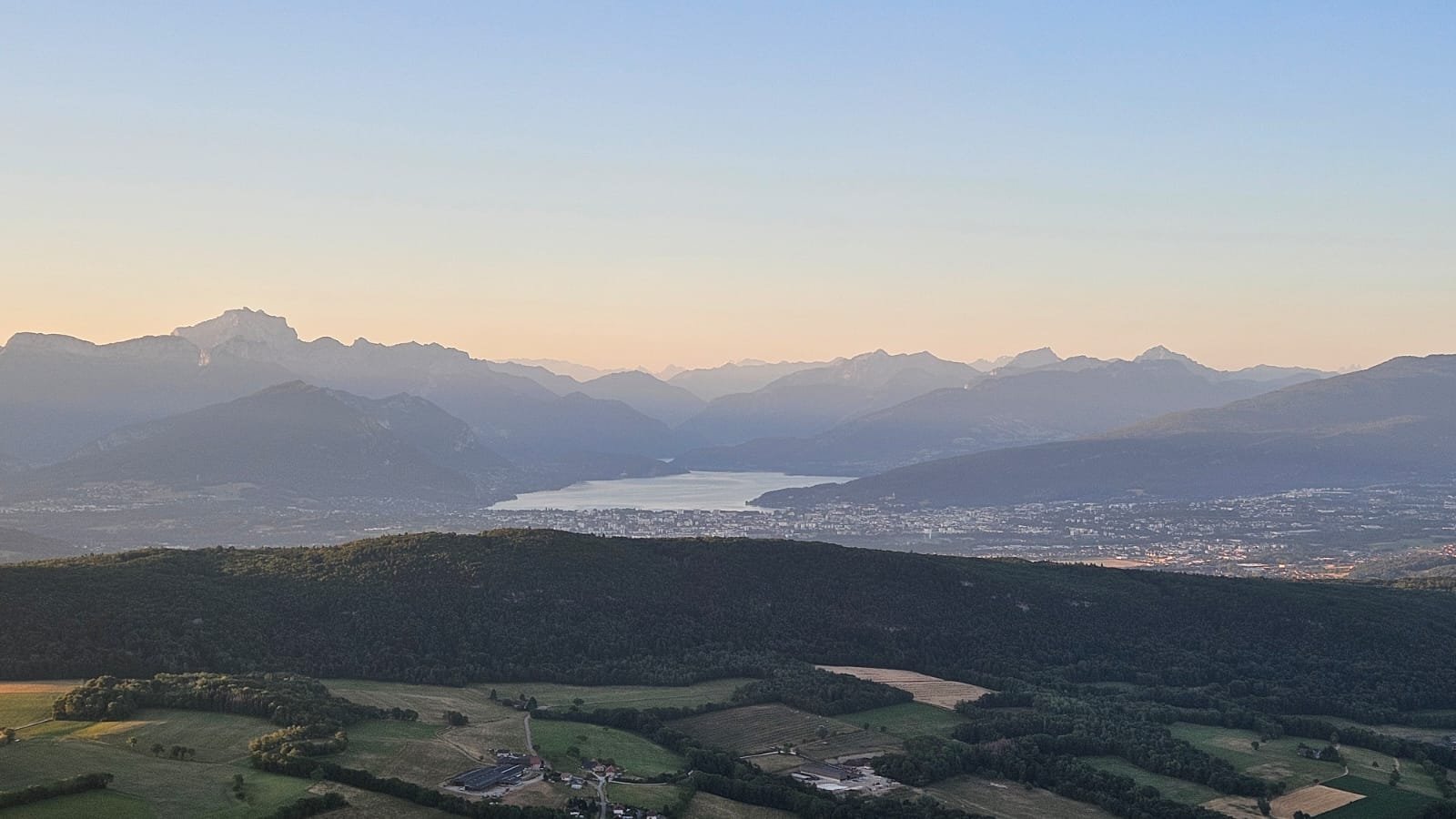 Heißluftballon im Flug über dem Annecy-See bei Sonnenaufgang, Haute-Savoie