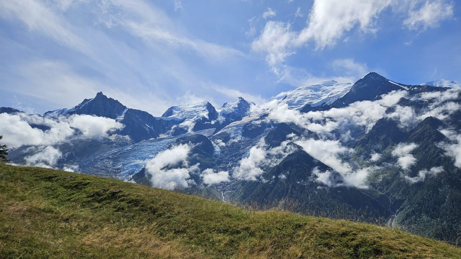 Vue sur le massif du Mont-Blanc et le Glacier des Bossons depuis le Parc de Merlet