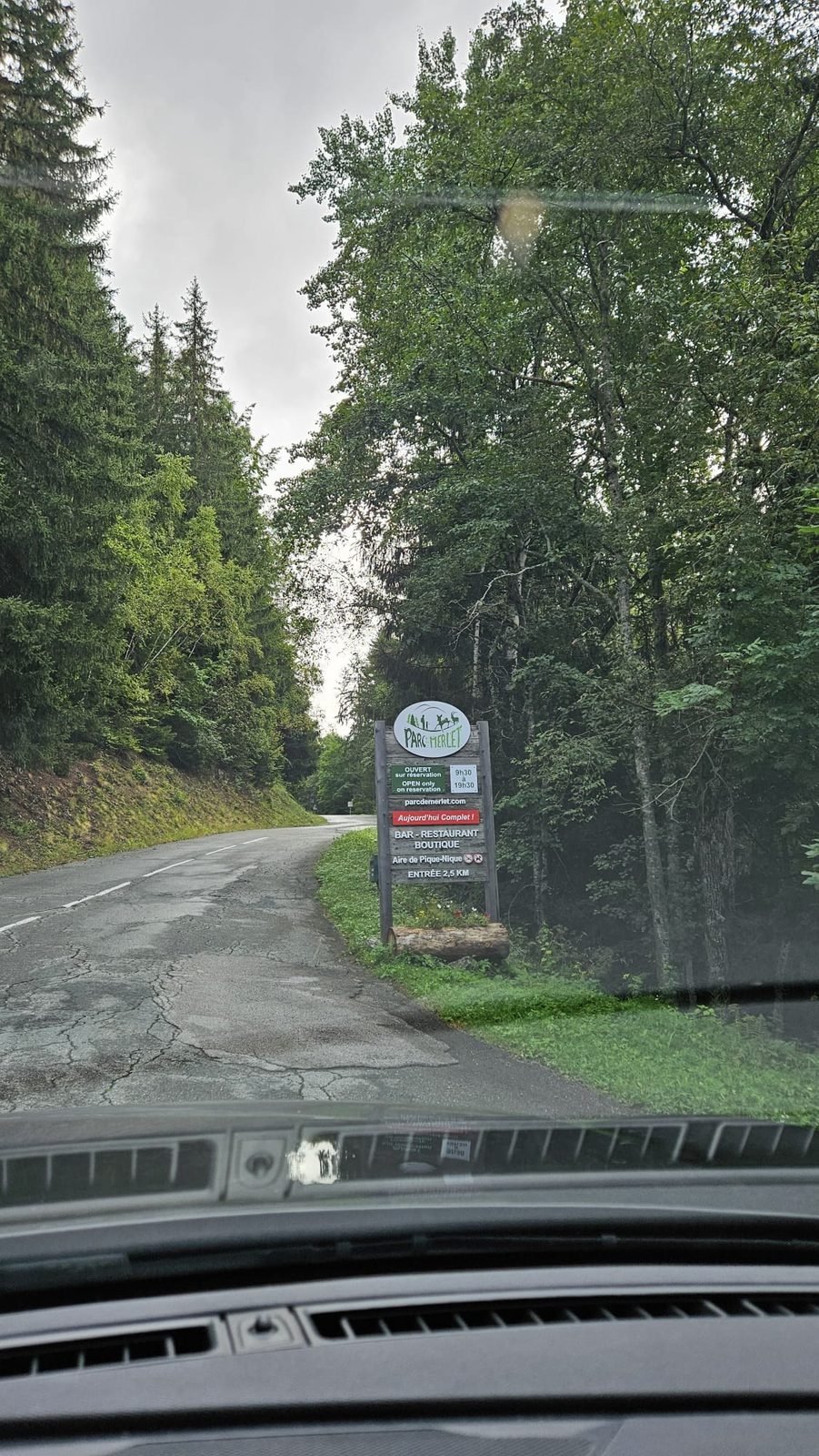 Entrée routière du Parc de Merlet, ouvert sur réservation