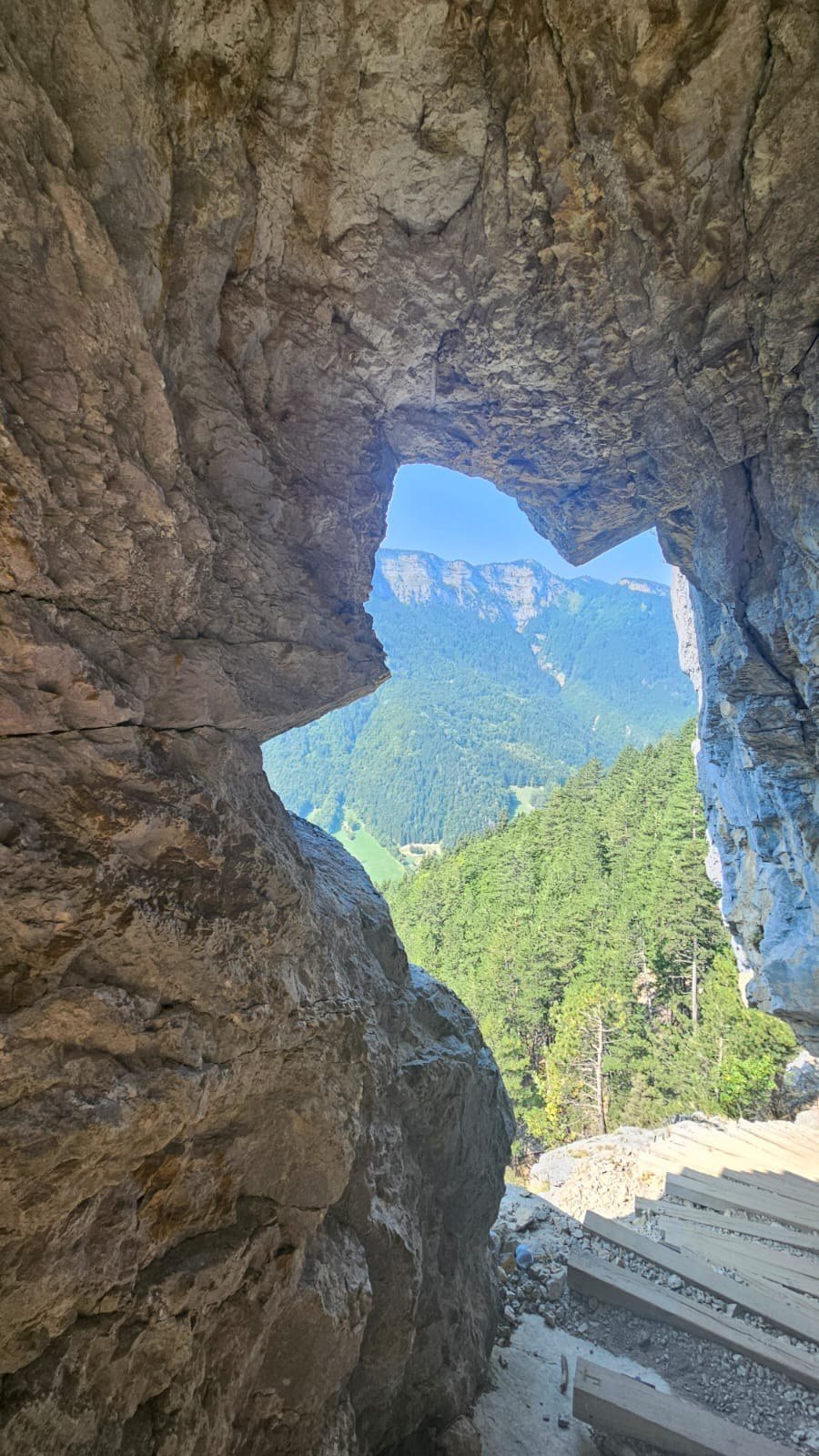 Sentier historique - Plateau des Glières Sentier des Espagnols / Pas du Roc à Thorens-Glières Haute-Savoie - Boucle 8 km · 600 m D+ modérée