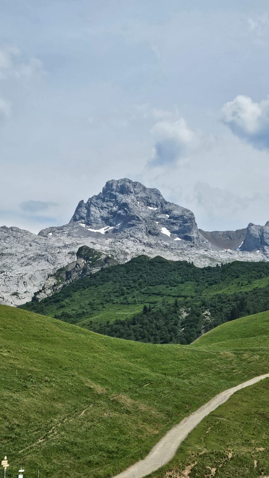 La Pointe Percée au-dessus des alpages des Aravis, sentier en premier plan