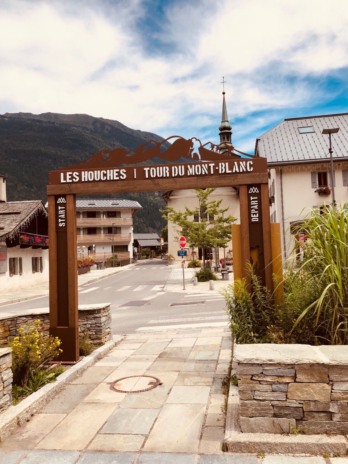 Sentier du Tour du Mont-Blanc TMB face au massif du Mont-Blanc et à l'Aiguille Verte avec randonneurs et balisage GR® blanc-rouge Haute-Savoie