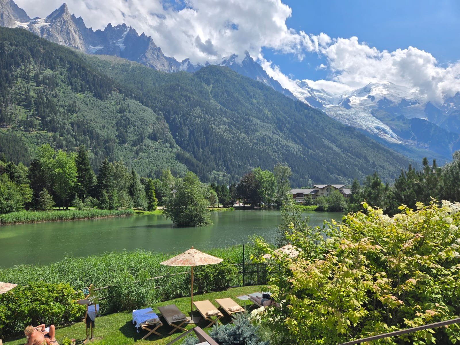 Le jardin des thermes QC Terme et son plan d'eau face au massif du Mont-Blanc, Chamonix