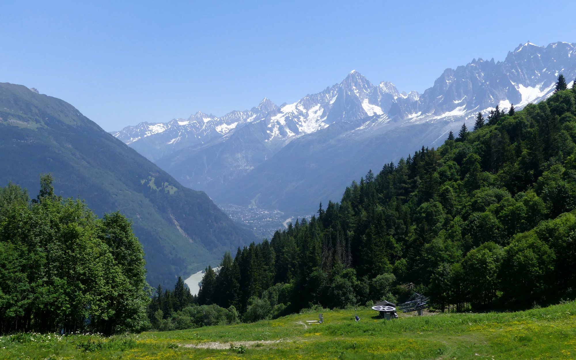 La vallée de Chamonix et les aiguilles vues des alpages du col de Voza