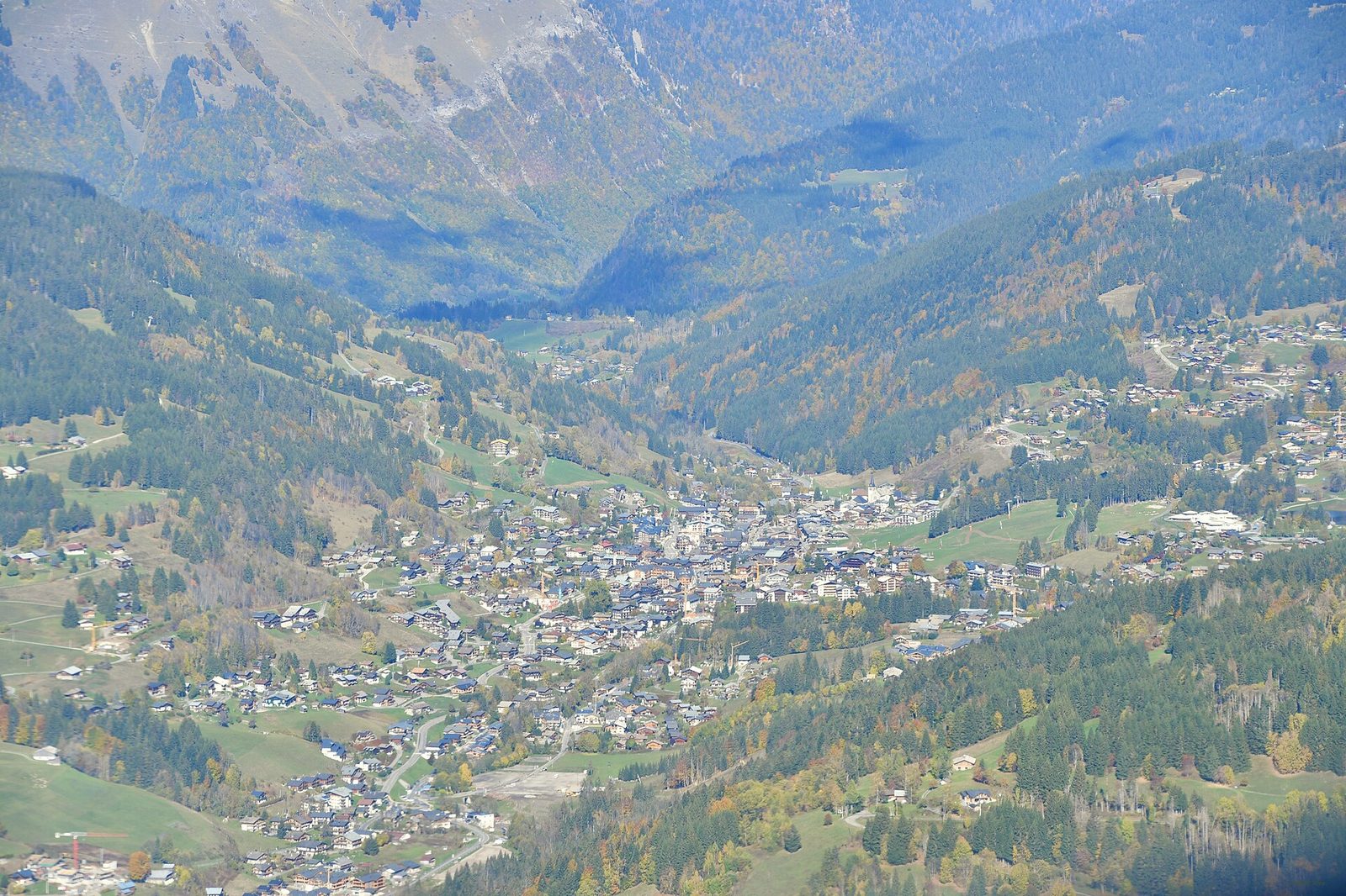 Le village des Gets et son domaine skiable dans les Portes du Soleil