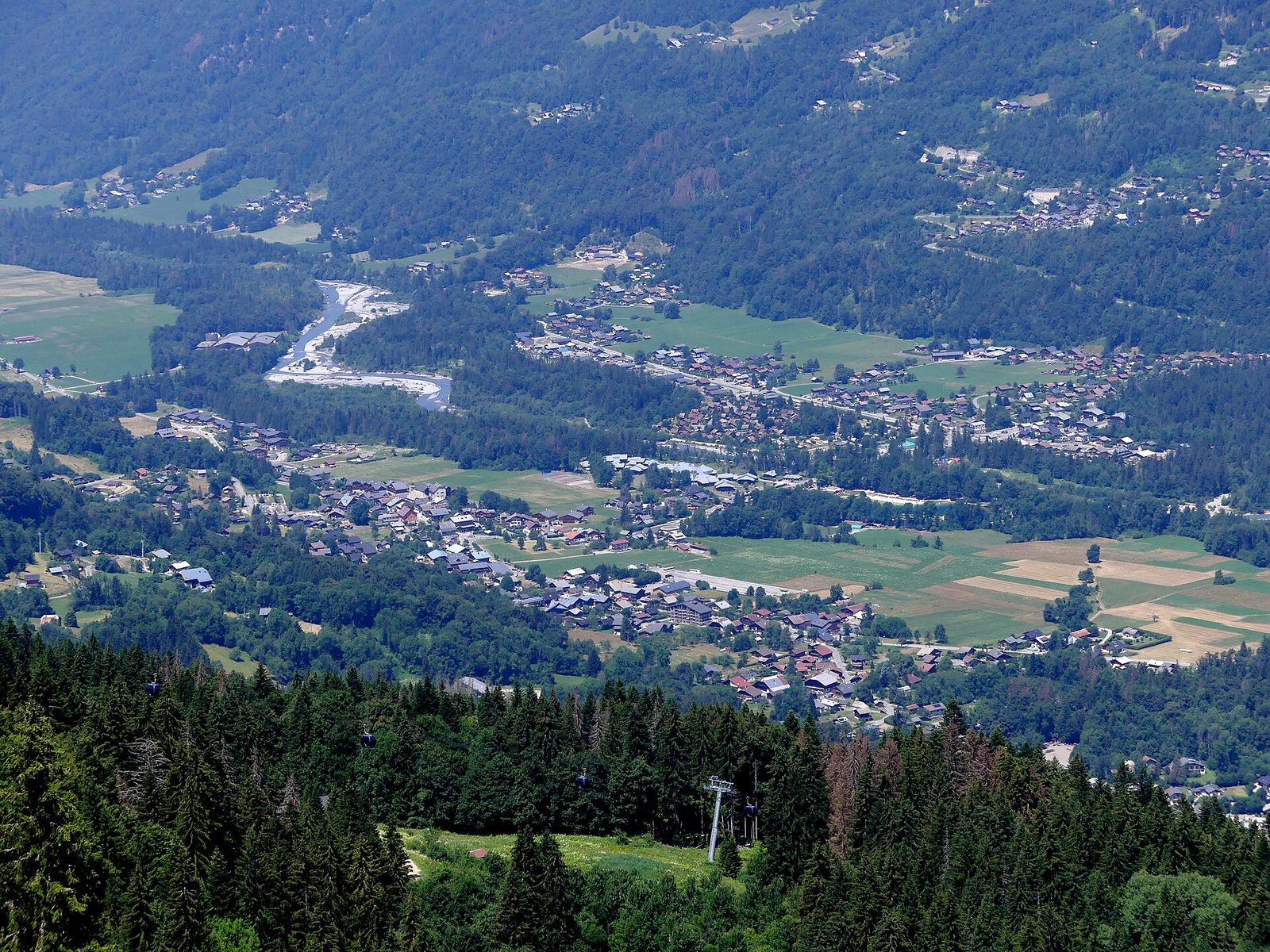Le village de Morillon et le plateau des Esserts dans le Grand Massif