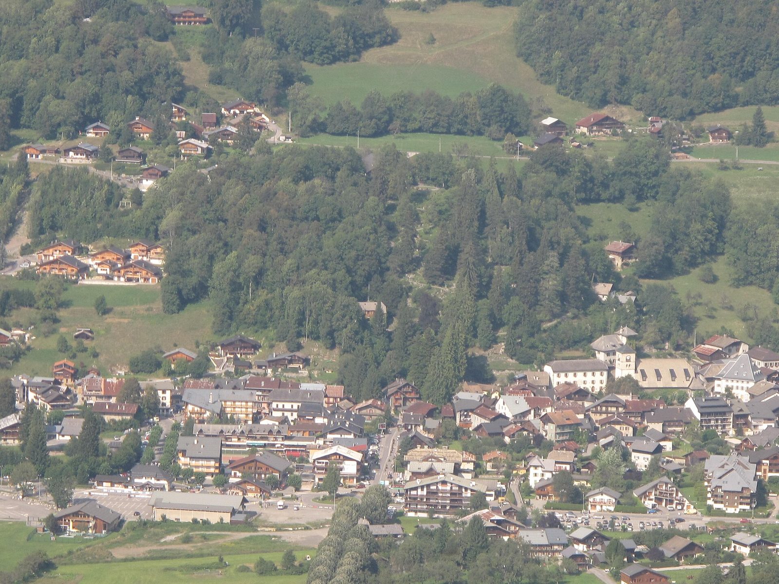 Le village de Samoëns et l'accès au domaine skiable du Grand Massif