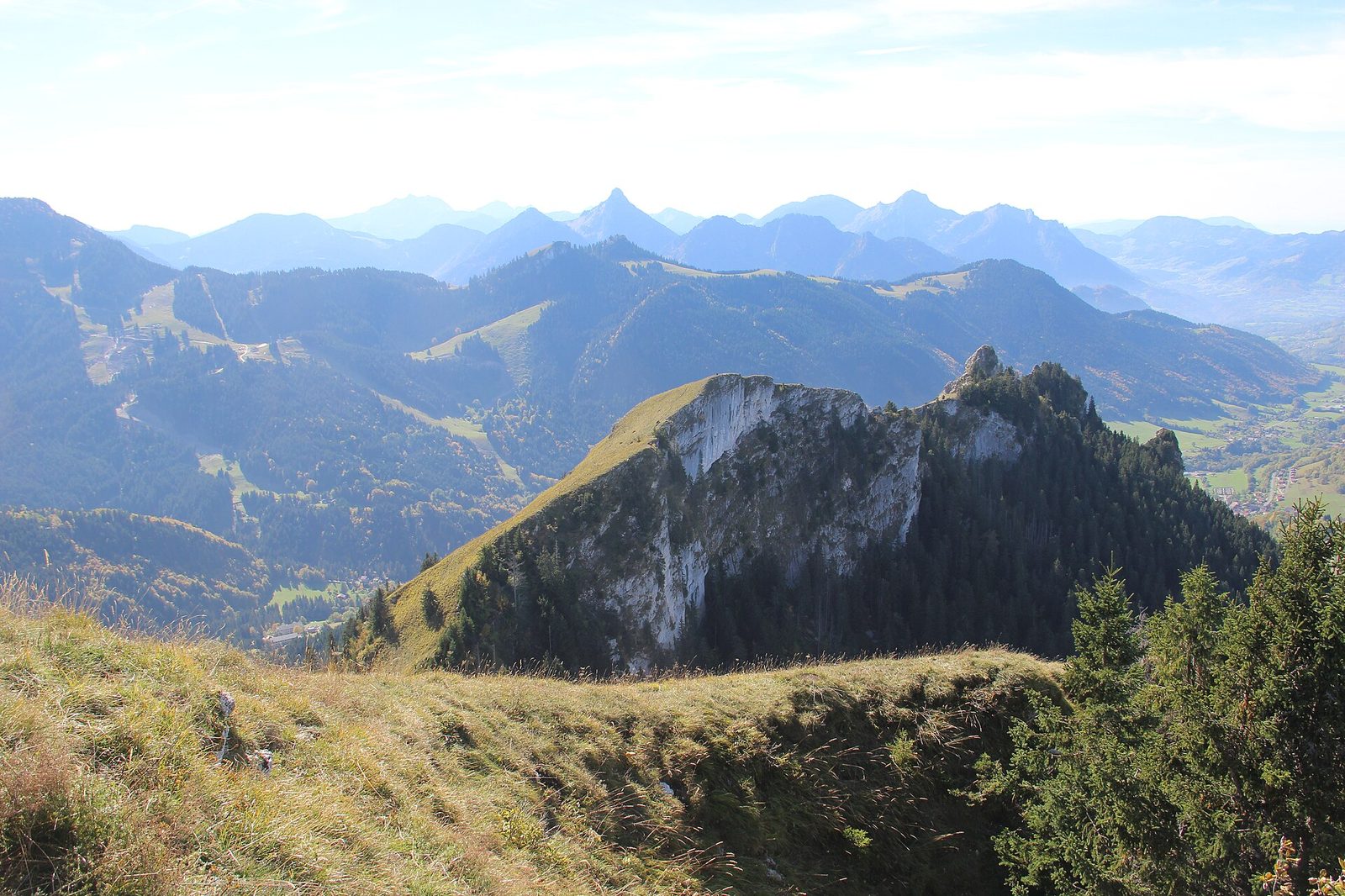Le plateau des Mémises et son panorama sur le lac Léman, au-dessus de Thollon-les-Mémises