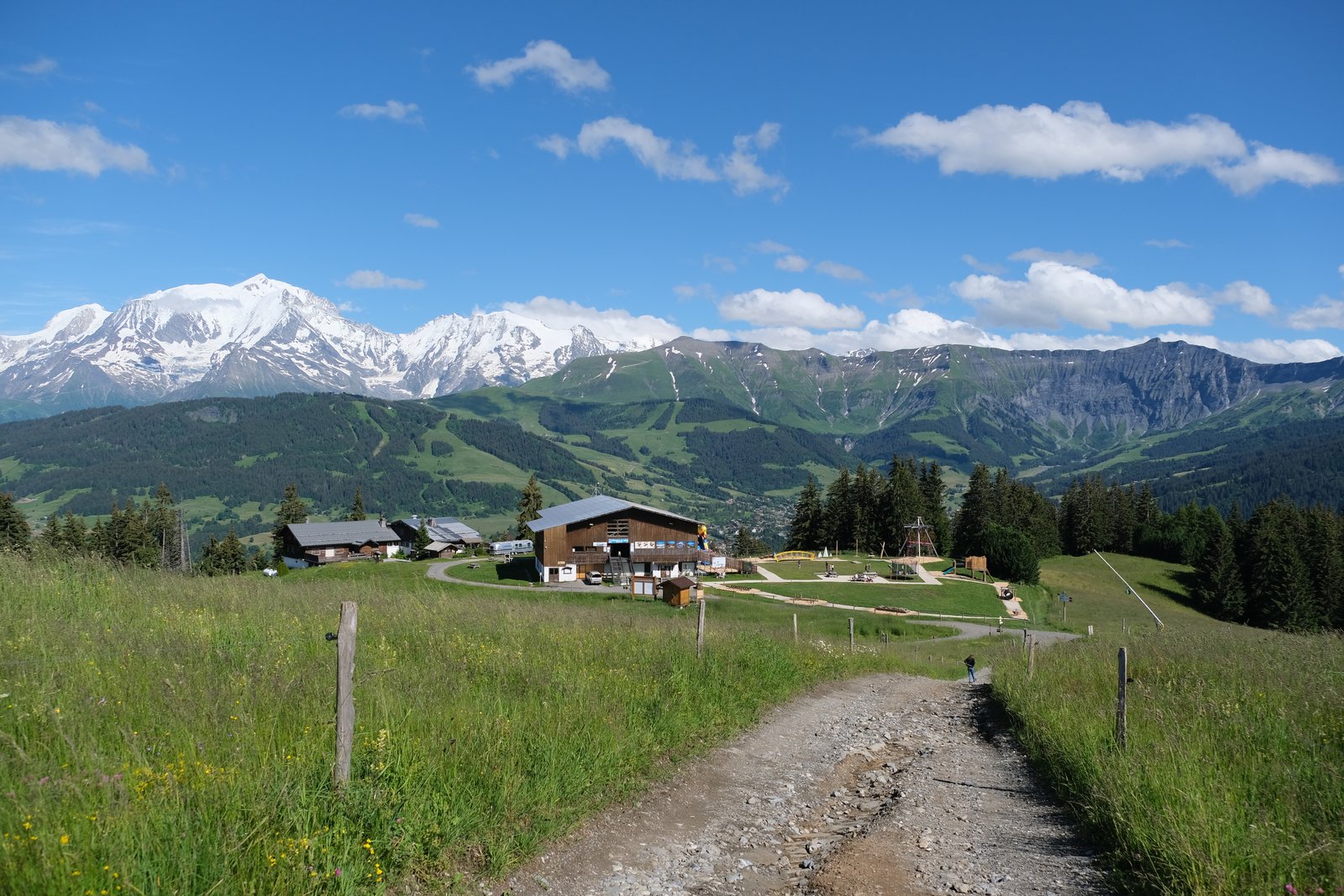 Télécabine du Jaillet au-dessus du village de Megève avec vue panoramique sur le massif du Mont-Blanc et la chaîne des Aravis, Haute-Savoie