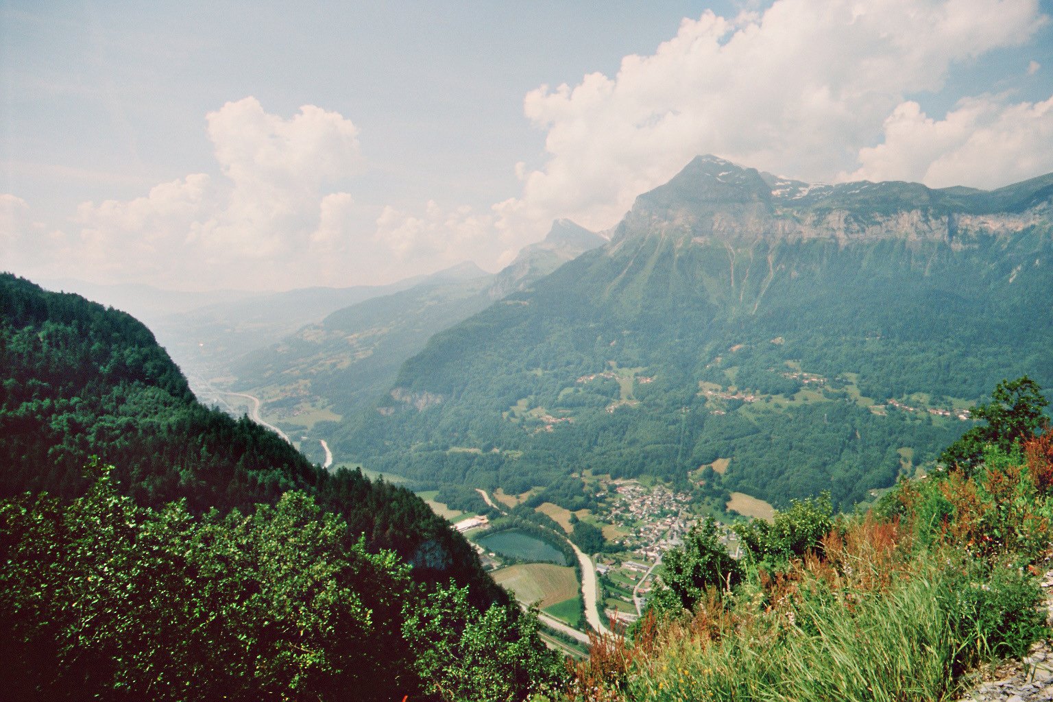 Télécabine du Mont-Chéry en été avec vue sur le massif du Mont Blanc depuis le sommet, Les Gets, Haute-Savoie