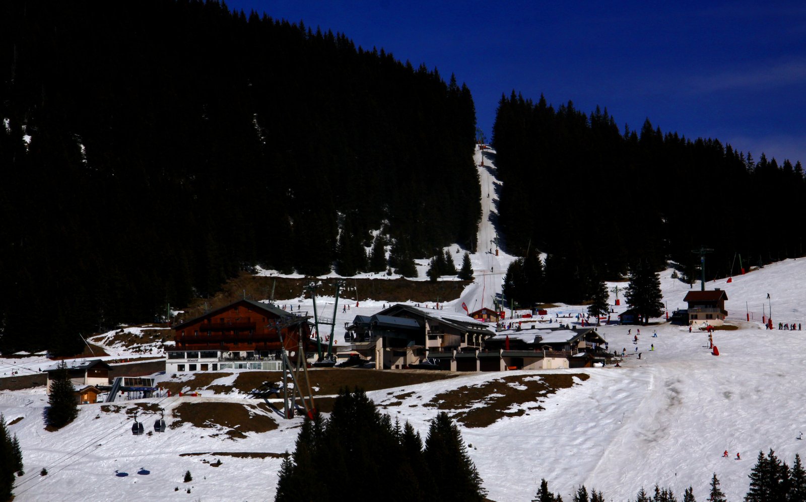 Cabine de la télécabine de Super-Châtel au-dessus des alpages, avec les Dents du Midi en arrière-plan