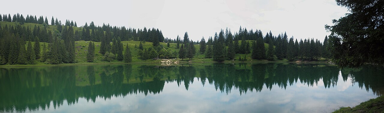 Lac Bénit am Fuß des Bargy-Massivs, Mont-Saxonnex, Haute-Savoie