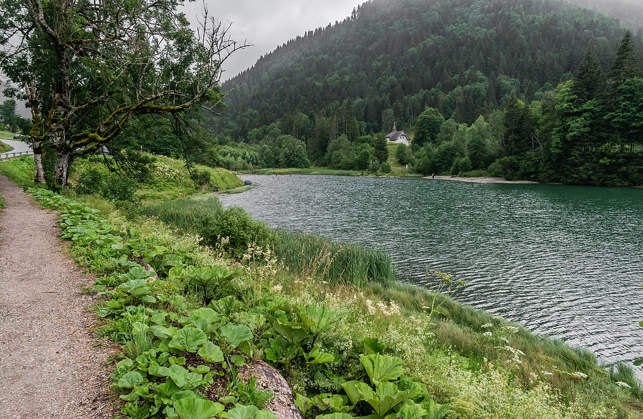 Lac de Vallon am Fuß des Roc d'Enfer, Bellevaux, Haute-Savoie