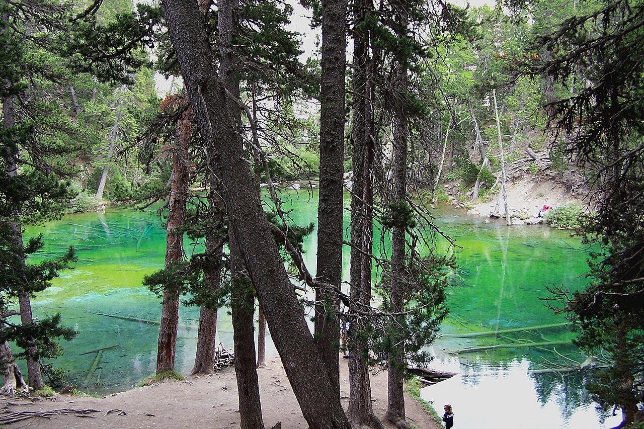 Lac Vert in Passy, smaragdgrünes Wasser, gegenüber dem Mont-Blanc, Haute-Savoie