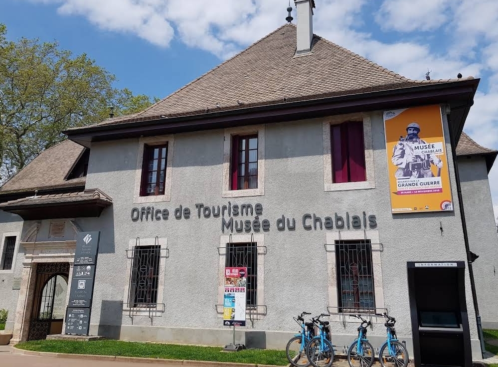 Façade du Château de Sonnaz de 1666 abritant le Musée du Chablais à Thonon-les-Bains au-dessus du lac Léman