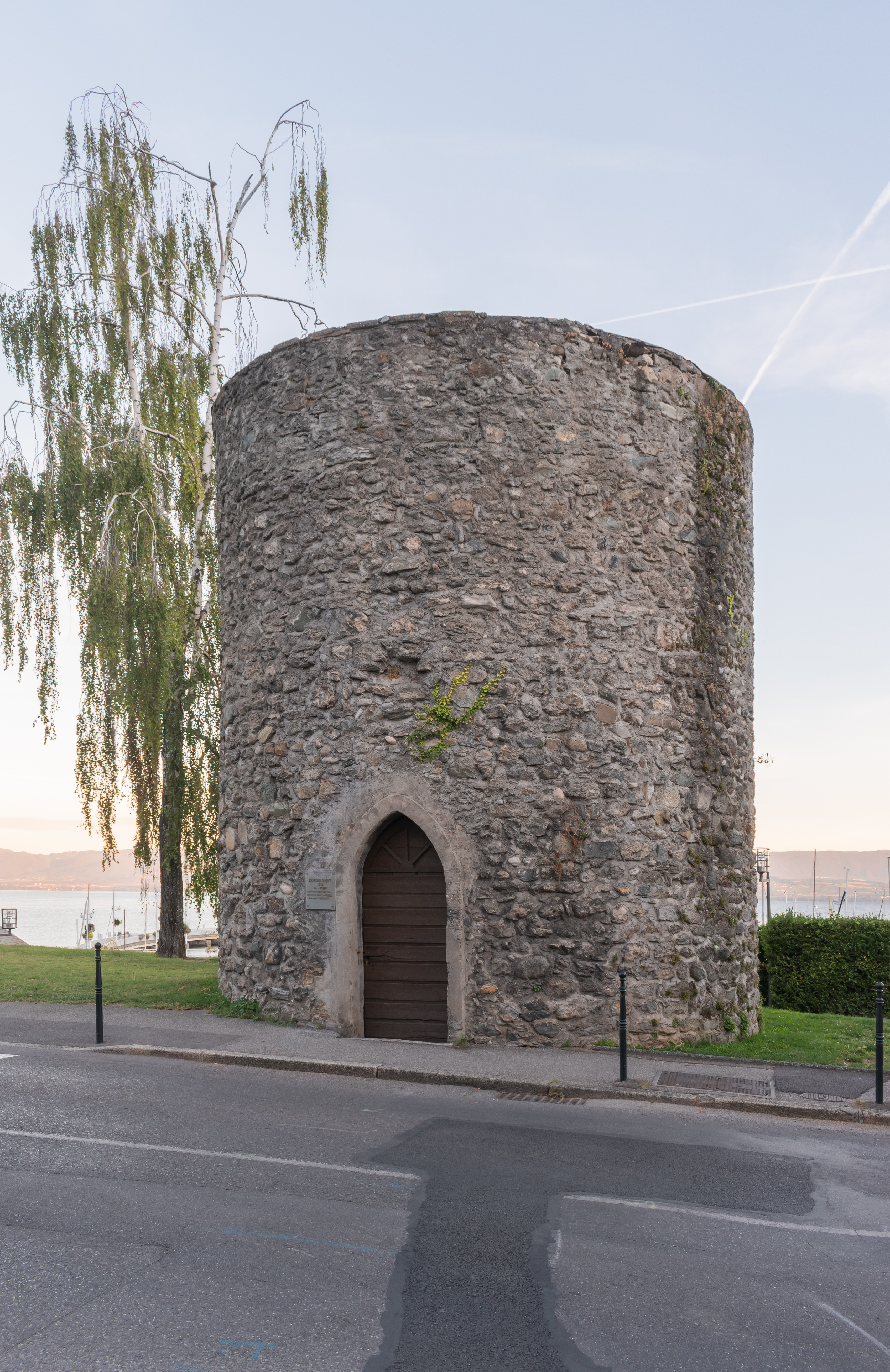 Tour médiévale XIVe siècle dite Tour des Langues au Port de Rives de Thonon-les-Bains en bord de lac Léman Haute-Savoie